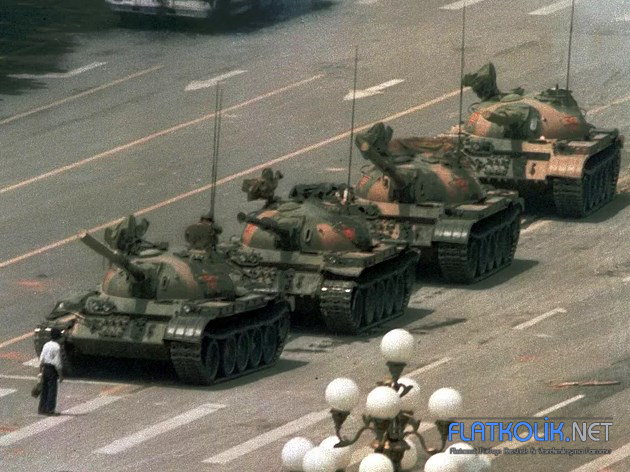 tiananmen-meydaninda-tanklara-karsi-gelen-adam.jpg